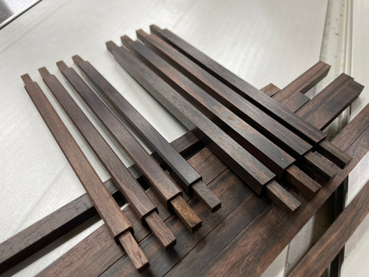 Ebony single level knife stand. Processing is not easy, but it is a material that shines when polished. It is assembled using traditional Japanese construction methods so that it can be used for many years.