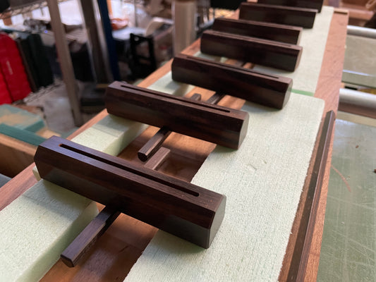 The portable knife stand is small and simple, but it takes time to balance the legs. Wood-to-wood joints are strong enough without adhesives. Tsuji wood technical always recommends such traditional methods.